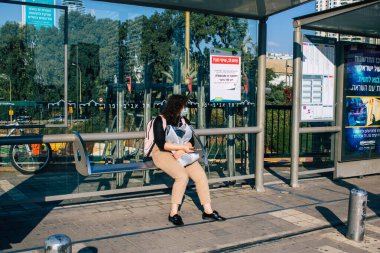 Tel Aviv İsrail 11 Kasım 2020 Coronavirus salgını sırasında İsrail 'i vuran otobüs durağında kendilerini korumak için maske takan kimliği belirsiz İsrailli şahsın görüntüsü.