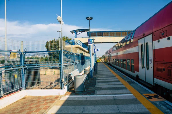 以色列特拉维夫2020年11月11日在特拉维夫市的特拉维夫阿兹里埃利火车站观看传统的红色以色列火车在以色列封锁和科罗纳维勒斯爆发期间 — 图库照片