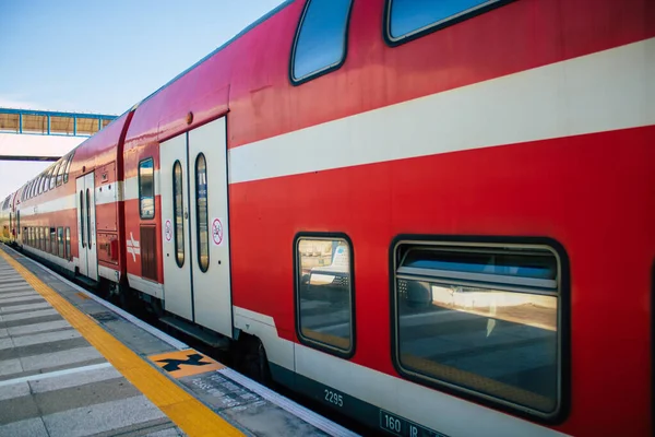 以色列特拉维夫2020年11月11日在特拉维夫市的特拉维夫阿兹里埃利火车站观看传统的红色以色列火车在以色列封锁和科罗纳维勒斯爆发期间 — 图库照片