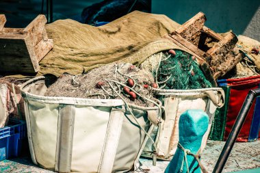 Yat limanında demirlemiş bir teknenin yakın çekimi.