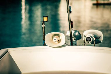 Yat limanında demirlemiş bir teknenin yakın çekimi.
