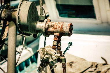 Yat limanında demirlemiş bir teknenin yakın çekimi.