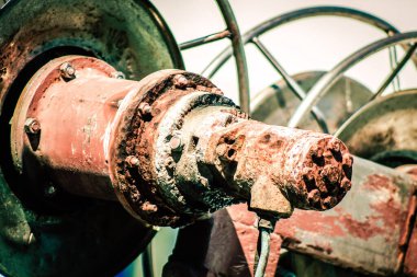 Yat limanında demirlemiş bir teknenin yakın çekimi.