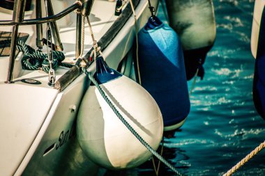 Yat limanında demirlemiş bir teknenin yakın çekimi.