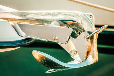 Yat limanında demirlemiş bir teknenin yakın çekimi.