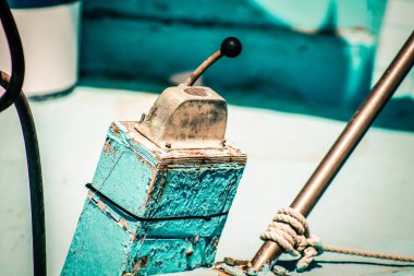 Yat limanında demirlemiş bir teknenin yakın çekimi.