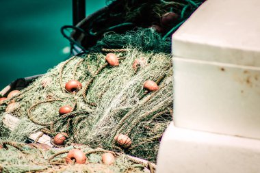 Yat limanında demirlemiş bir teknenin yakın çekimi.