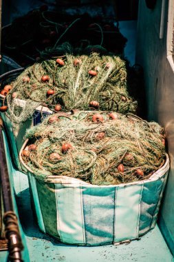 Yat limanında demirlemiş bir teknenin yakın çekimi.
