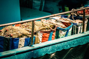 Yat limanında demirlemiş bir teknenin yakın çekimi.