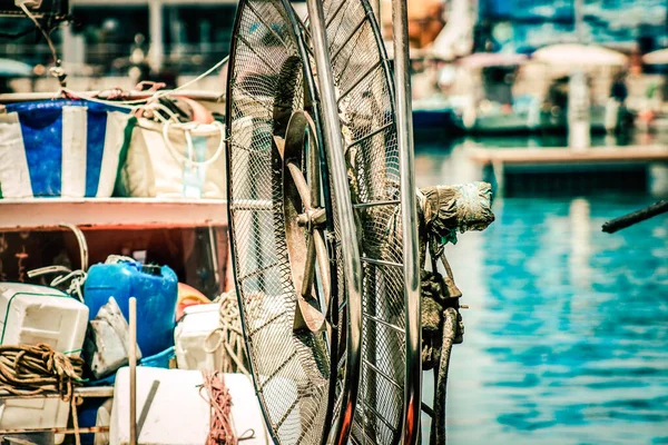 Yat Limanında Demirlemiş Bir Teknenin Yakın Çekimi — Stok fotoğraf