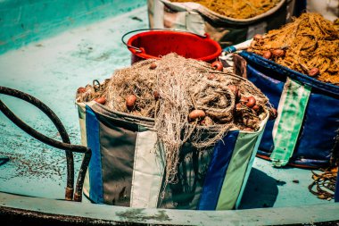 Yat limanında demirlemiş bir teknenin yakın çekimi.