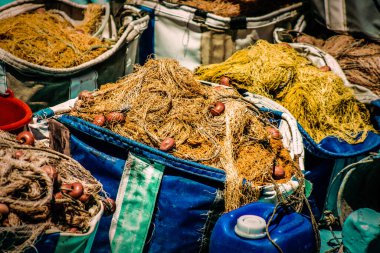 Yat limanında demirlemiş bir teknenin yakın çekimi.