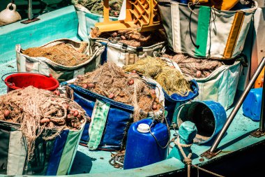 Yat limanında demirlemiş bir teknenin yakın çekimi.