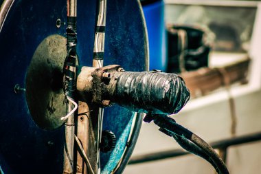 Yat limanında demirlemiş bir teknenin yakın çekimi.