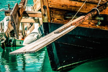Yat limanında demirlemiş bir teknenin yakın çekimi.