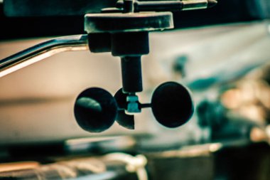 Yat limanında demirlemiş bir teknenin yakın çekimi.