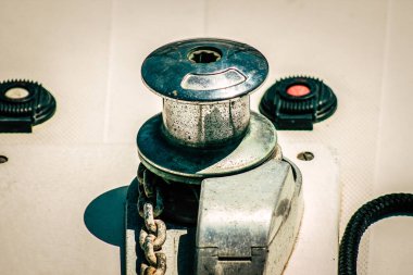 Yat limanında demirlemiş bir teknenin yakın çekimi.