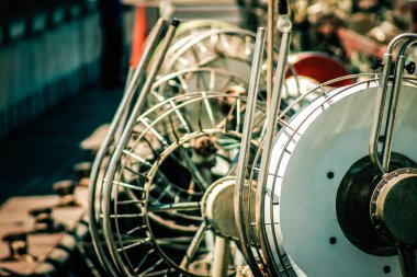 Yat limanında demirlemiş bir teknenin yakın çekimi.