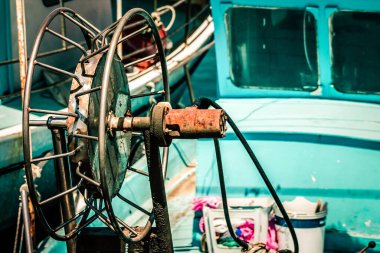 Yat limanında demirlemiş bir teknenin yakın çekimi.