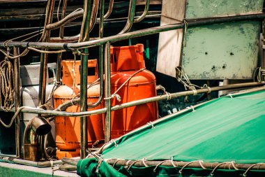 Yat limanında demirlemiş bir teknenin yakın çekimi.