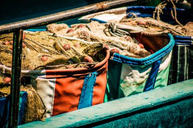 Yat limanında demirlemiş bir teknenin yakın çekimi.