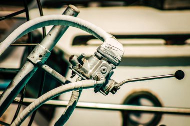 Yat limanında demirlemiş bir teknenin yakın çekimi.