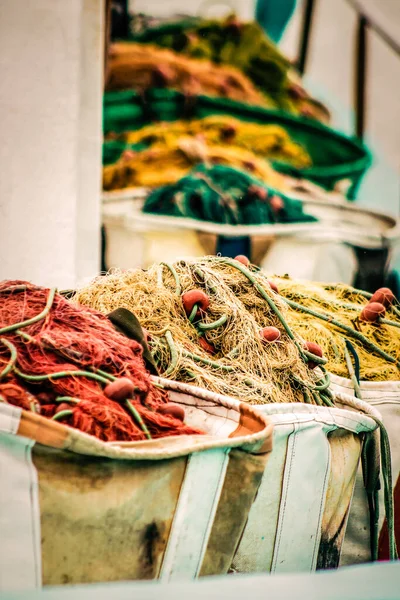 Yat limanında demirlemiş bir teknenin yakın çekimi.