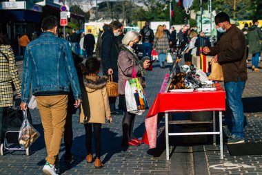 Fransa 14 Kasım 2020 'de Coronavirus salgını sırasında kimlikleri belirlenemeyen, maskeli insanların alışveriş yaptığı ve nüfusu kontrol altına almak için kilitlendiği yer.