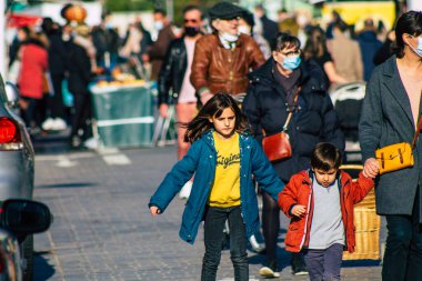 Fransa 14 Kasım 2020 'de Coronavirus salgını sırasında kimlikleri belirlenemeyen, maskeli insanların alışveriş yaptığı ve nüfusu kontrol altına almak için kilitlendiği yer.