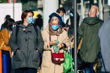 Fransa 14 Kasım 2020 'de Coronavirus salgını sırasında kimlikleri belirlenemeyen, maskeli insanların alışveriş yaptığı ve nüfusu kontrol altına almak için kilitlendiği yer.