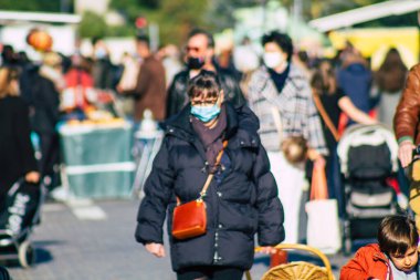 Fransa 14 Kasım 2020 'de Coronavirus salgını sırasında kimlikleri belirlenemeyen, maskeli insanların alışveriş yaptığı ve nüfusu kontrol altına almak için kilitlendiği yer.