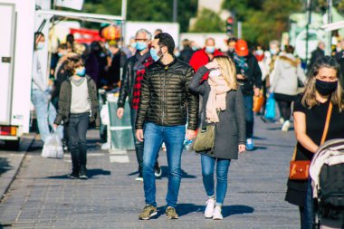 Fransa 14 Kasım 2020 'de Coronavirus salgını sırasında kimlikleri belirlenemeyen, maskeli insanların alışveriş yaptığı ve nüfusu kontrol altına almak için kilitlendiği yer.