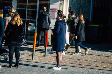 Fransa 14 Kasım 2020 'de Coronavirus salgını sırasında kimlikleri belirlenemeyen, maskeli insanların alışveriş yaptığı ve nüfusu kontrol altına almak için kilitlendiği yer.