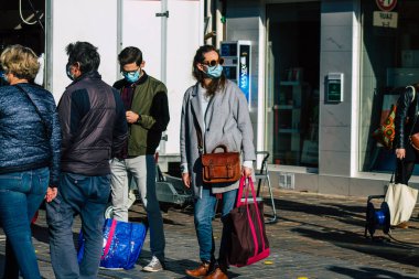Fransa 14 Kasım 2020 'de Coronavirus salgını sırasında kimlikleri belirlenemeyen, maskeli insanların alışveriş yaptığı ve nüfusu kontrol altına almak için kilitlendiği yer.