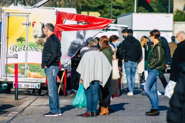 Fransa 14 Kasım 2020 'de Coronavirus salgını sırasında kimlikleri belirlenemeyen, maskeli insanların alışveriş yaptığı ve nüfusu kontrol altına almak için kilitlendiği yer.