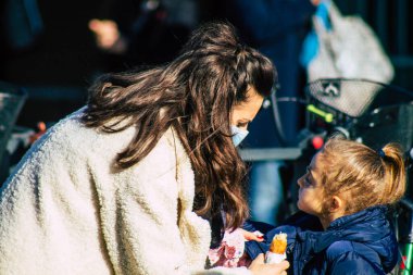 Fransa 14 Kasım 2020 'de Coronavirus salgını sırasında şehir merkezindeki markette kuyruğa giren ve nüfusu kontrol altına almak için bekleyen kimliği belirsiz insanların görüntüsü.