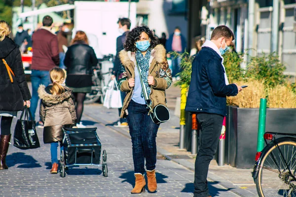 Fransa 14 Kasım 2020 'de Coronavirus salgını sırasında şehir merkezindeki markette kuyruğa giren ve nüfusu kontrol altına almak için bekleyen kimliği belirsiz insanların görüntüsü.
