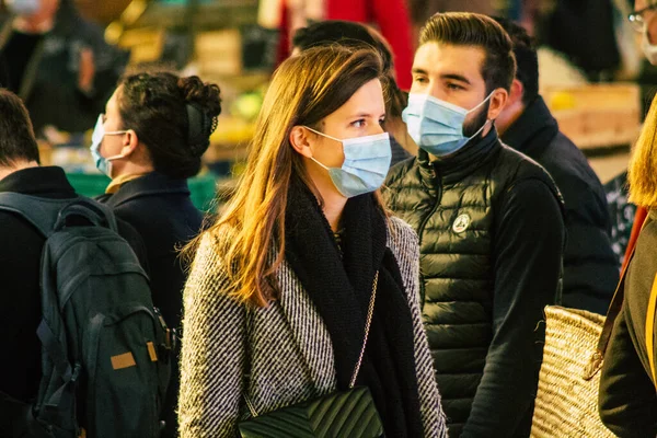 Fransa 14 Kasım 2020 Coronavirüs salgını sırasında maskeli kimliği belirsiz insanların kapalı pazardan alışveriş yapmalarını ve nüfusu zapt etmek için kilit altına alınmalarını anlatıyor.