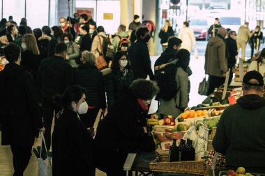 Fransa 14 Kasım 2020 Coronavirüs salgını sırasında maskeli kimliği belirsiz insanların kapalı pazardan alışveriş yapmalarını ve nüfusu zapt etmek için kilit altına alınmalarını anlatıyor.