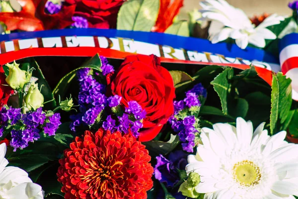 脅威フランス2020年11月11日コロナウイルスの流行と人口の封じ込めを課すためのロックダウン中の休戦記念式典での花の花輪の閉鎖 — ストック写真
