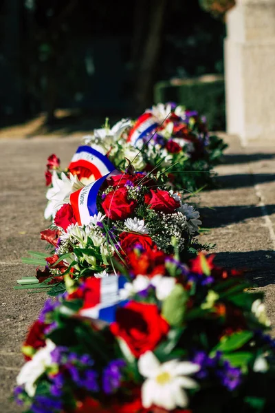 脅威フランス2020年11月11日コロナウイルスの流行と人口の封じ込めを課すためのロックダウン中の休戦記念式典での花の花輪の閉鎖 — ストック写真