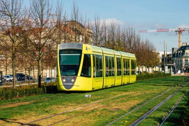 Fransa 'yı 14 Kasım 2020' de Reims şehrinin sokaklarında ve toplu taşıma sisteminde seyahat eden yolcular için modern bir elektrikli tramvaya bakıyor.