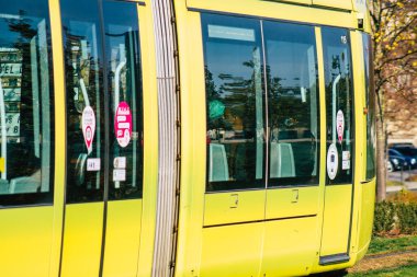Fransa 'yı 14 Kasım 2020' de Reims şehrinin sokaklarında ve toplu taşıma sisteminde seyahat eden yolcular için modern bir elektrikli tramvaya bakıyor.