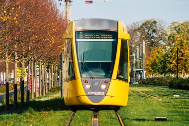 Fransa 'yı 14 Kasım 2020' de Reims şehrinin sokaklarında ve toplu taşıma sisteminde seyahat eden yolcular için modern bir elektrikli tramvaya bakıyor.