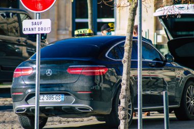 14 Kasım 2020 'de, Fransa' nın Grand Est bölgesinde bulunan ve Avrupa 'nın en eski şehirlerinden biri olan Reims' in tarihi caddelerinde seyahat eden geleneksel yolcuların taksisi görüntülendi.