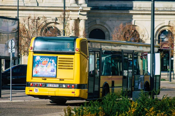ランス フランス2020年11月14日街を走る乗客のための伝統的な都市バスの眺めフランスのグランド イーストにあるランスの公共交通機関の一部 — ストック写真
