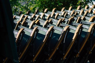 Fransa 'yı 14 Kasım 2020' de Coronavirus salgınının Fransa 'yı etkilemesinin ardından hükümet tarafından kapatılmış bir bar ve sandalyelerin görüntüsünü aldı.