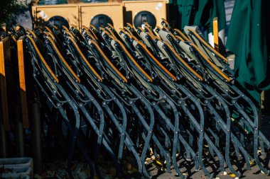 Fransa 'yı 14 Kasım 2020' de Coronavirus salgınının Fransa 'yı etkilemesinin ardından hükümet tarafından kapatılmış bir bar ve sandalyelerin görüntüsünü aldı.