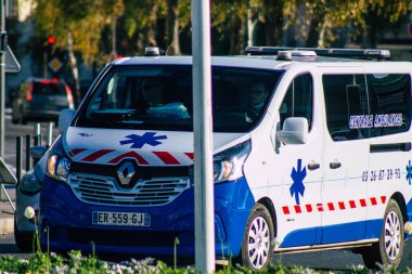 Fransa 14 Kasım 2020 Coronavirus salgını sırasında sokaklardan geçen geleneksel bir ambulansı ve nüfusu zapt etmek için kitlenmeyi gösteriyor.