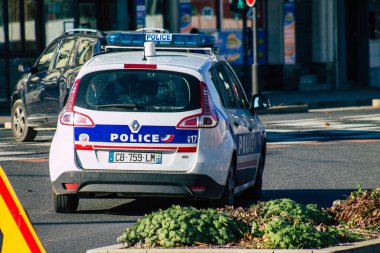 Fransa 'yı 14 Kasım 2020' de Coronavirus salgını sırasında geleneksel bir Fransız polis aracının Reims caddelerinde sürüşünü ve nüfusu kontrol altına almak için kilit altına alınışını izliyor.